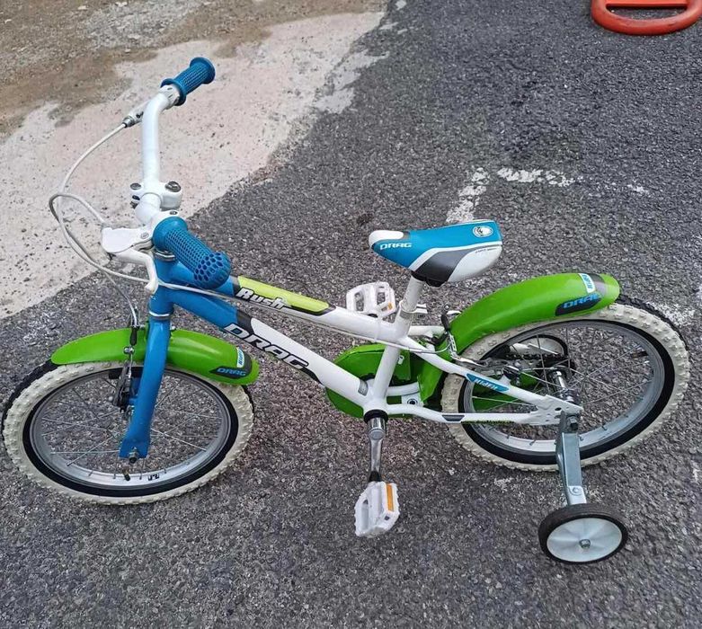 Запазено детско колело с помощни две колелца от 3 до 6 години
