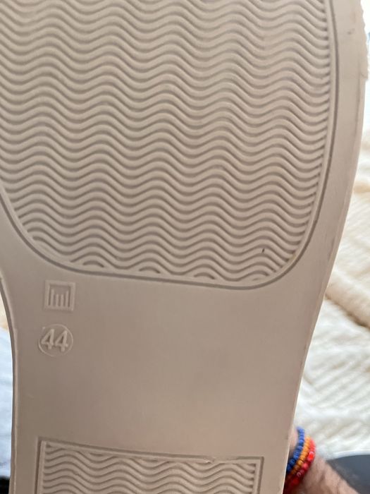 Pantofi sport diferite marimi