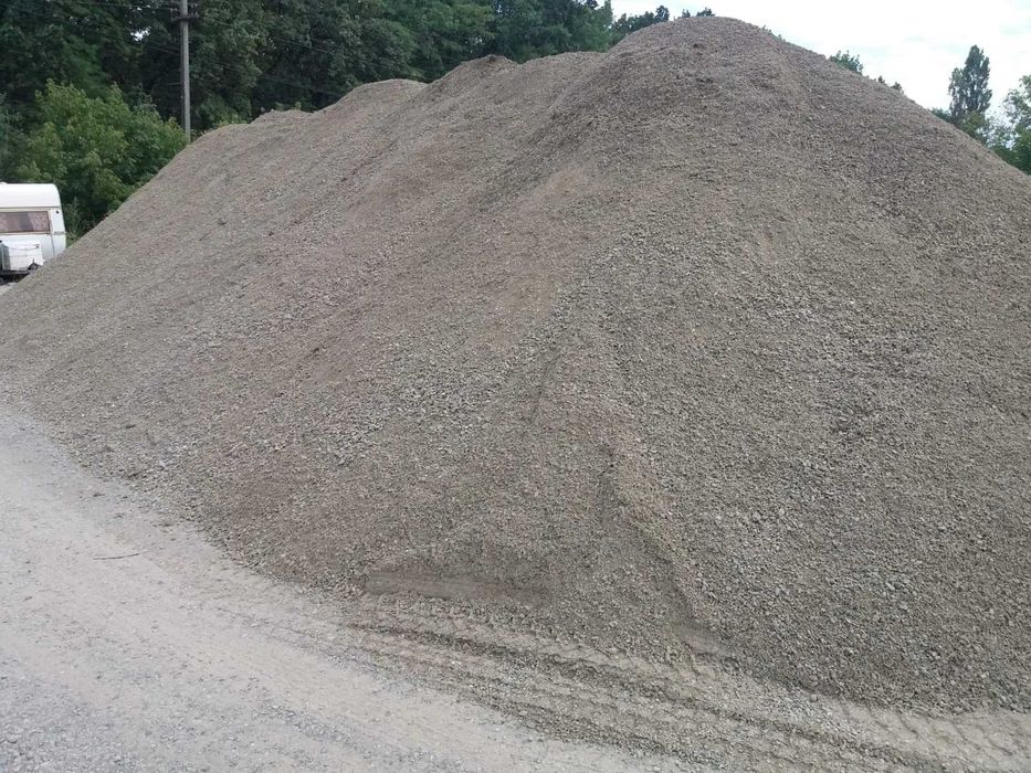 Balast, nisip, piatră concasată, ciment, fier