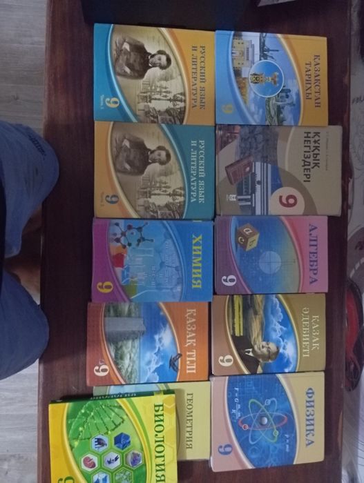 Кітаптар таза және жана жыртылмаған сызылмаған