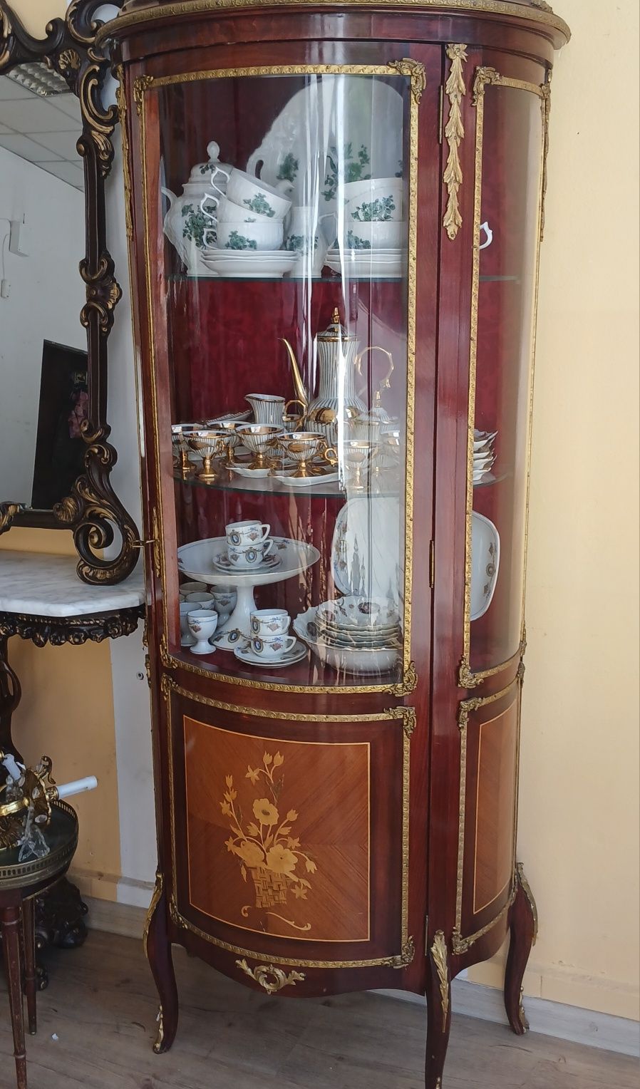 Витрина  с бронз