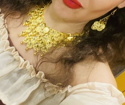 Salba tiganeasca cu cercei si diadema auriu