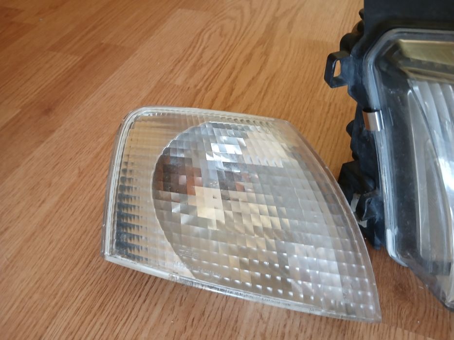 Продавам фарове с мигачи за пасат 4