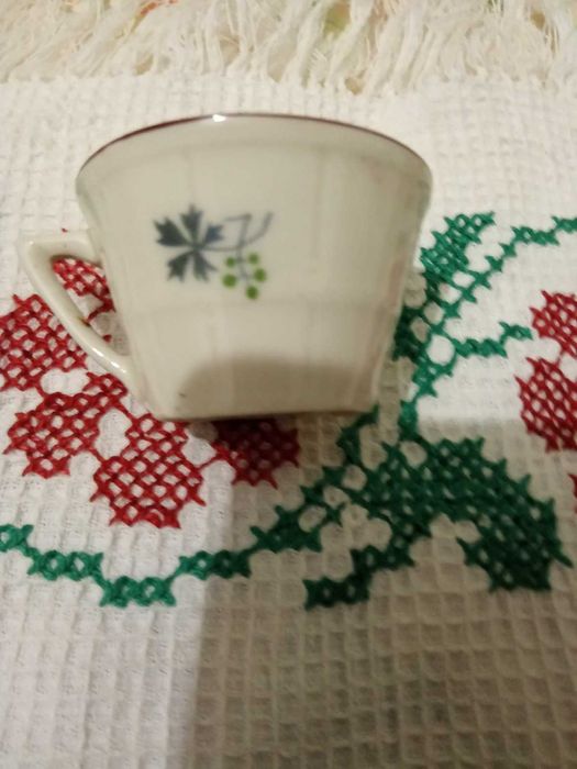 Сервиз от стари порцеланови ракиени чашки