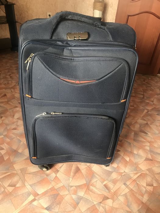 Продам чемодан большой