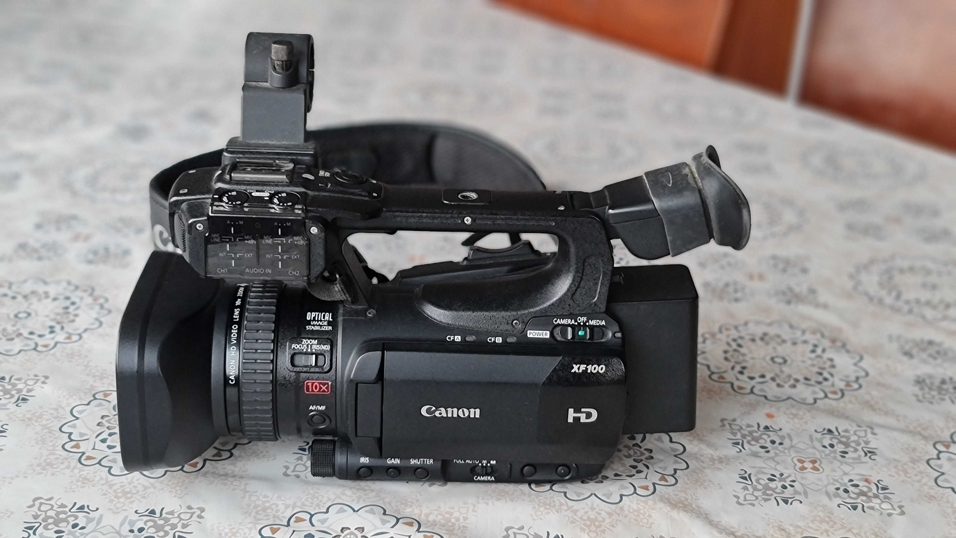 Професионална видеокамера Canon XF100