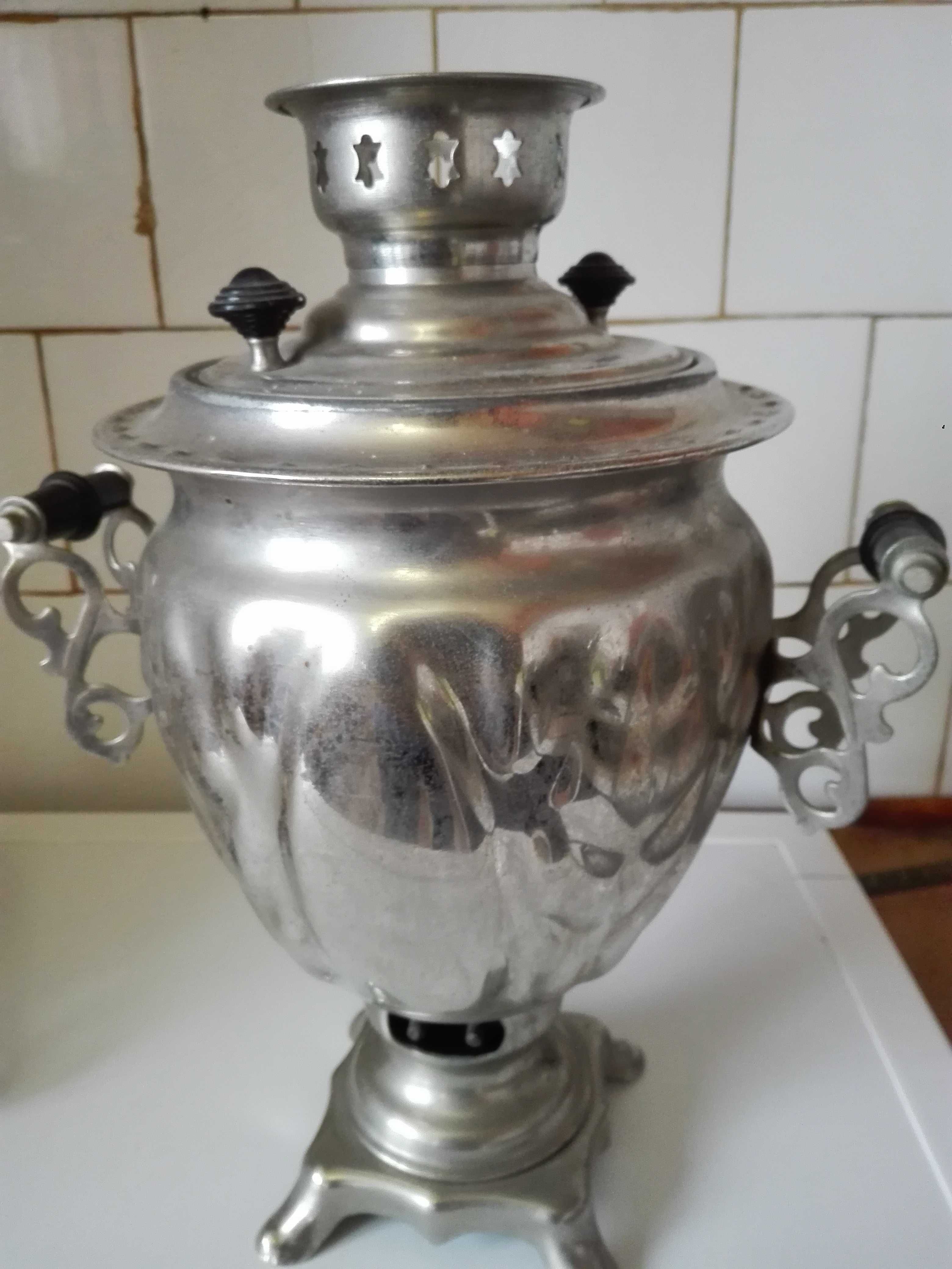 Руски самовар Тула с подстакани и стара детска тротинетка .