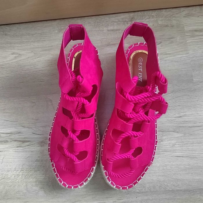 Дамски сандали на ниска платформа