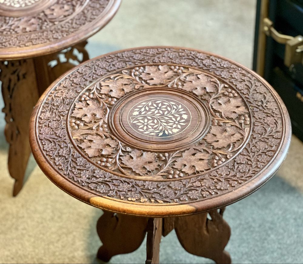 Set 2 măsuțe orientale sculptate manual – lemn exotic, decor vintage