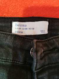 Blugi negri, Bershka