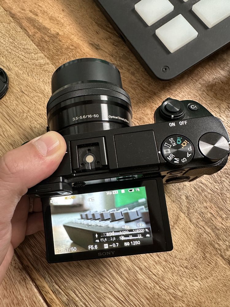Camera Sony a6000 plus kit lens 16-50mm (plus trepied mic cadou)