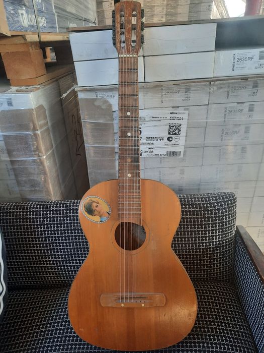 Продам гитару мелодия