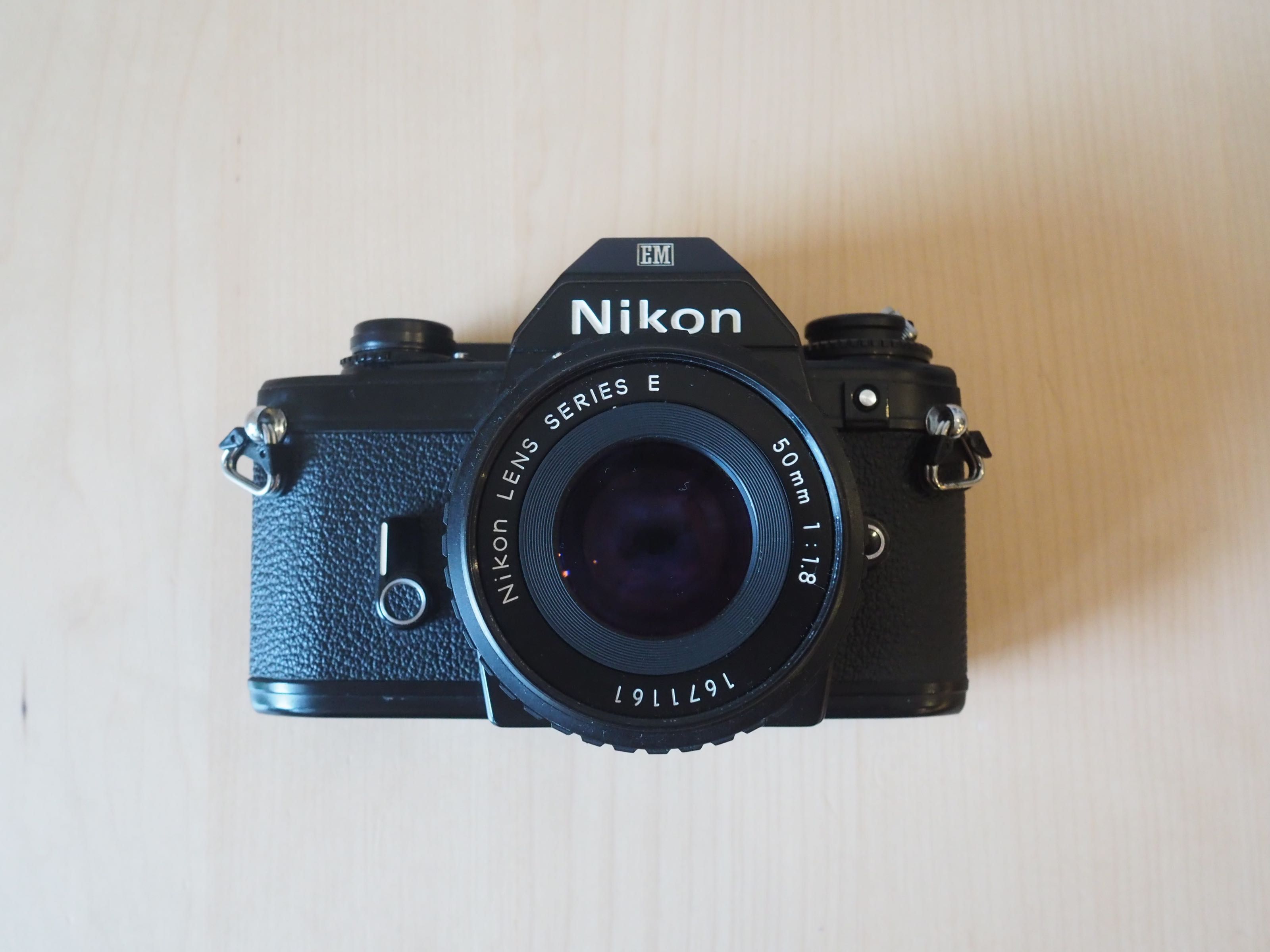 Vand Nikon EM funcțional si in stare buna cu obiectiv 50mm F 1.8