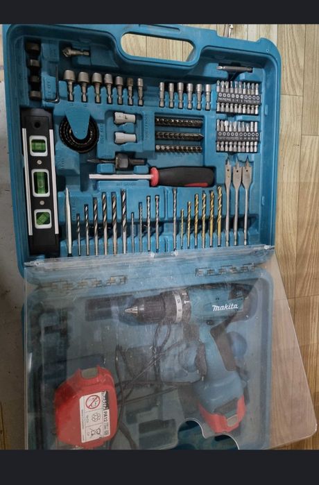 Trusă completă Makita – bormașină + accesorii (burghie, capete, acumul