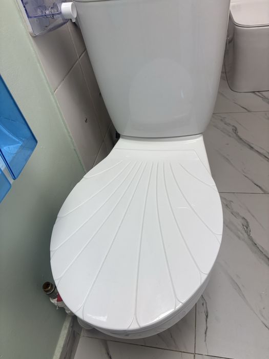 Унитаз с крышкой для туалета