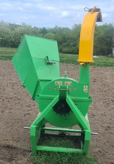 Tocator resturi vegetale, crengi. Actionat la tractor