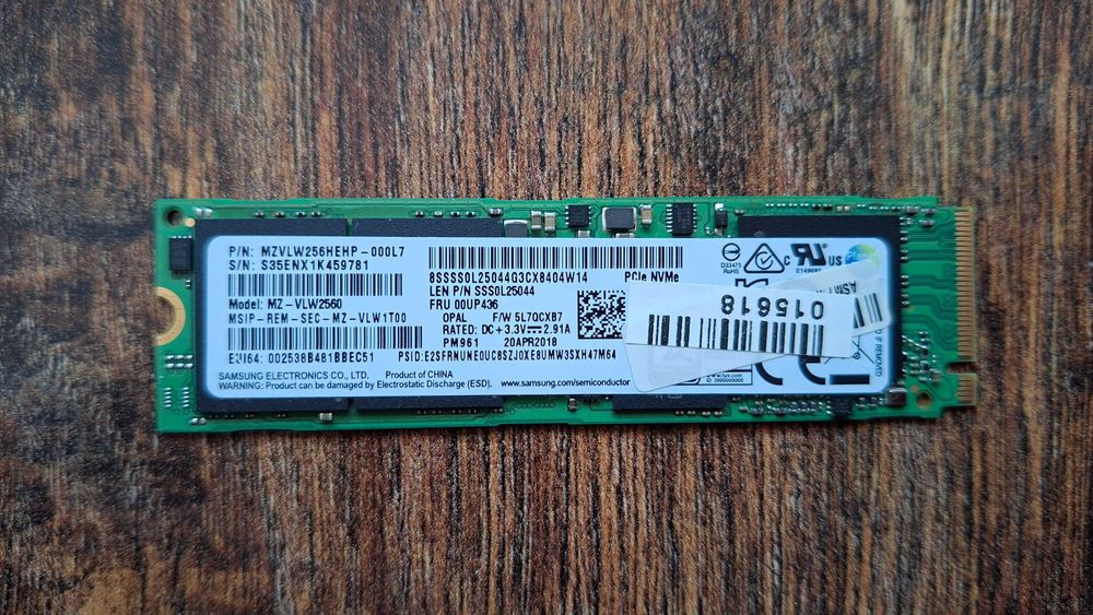 Продавам почти нови 256 GB NVMe SSD Samsung или Western Digital