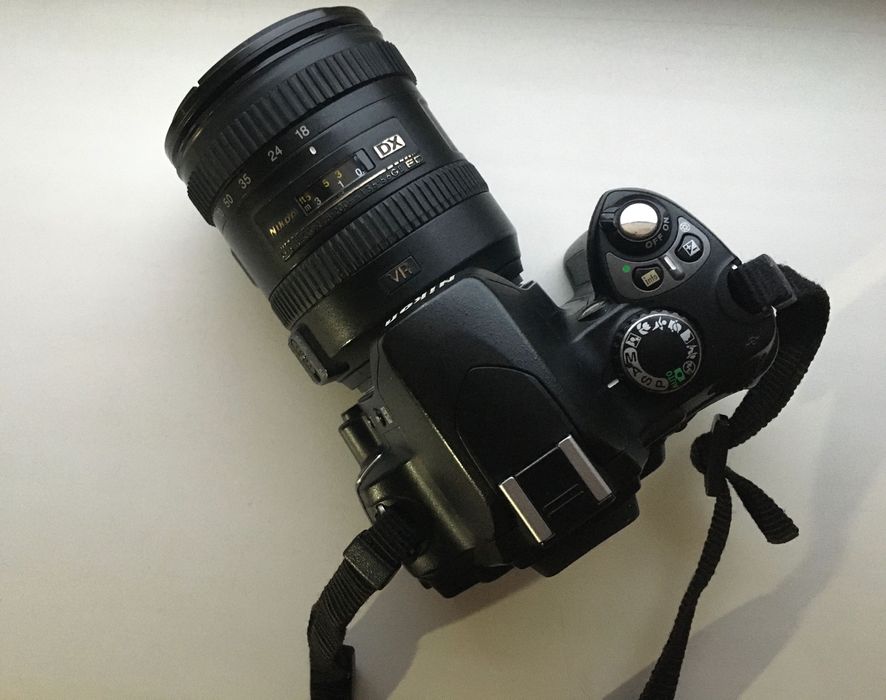 Продам зеркальную камеру Nikon D40 (хор. сост.) + Nikon 18-200 G VR II