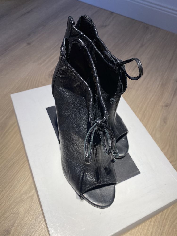 Botine negre din piele