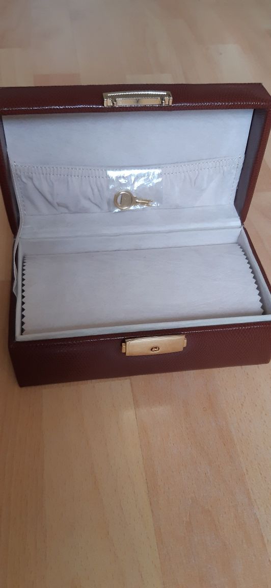 Caseta din piele ptr Bijuterii si Ceasuri, cu cheie, model deosebit