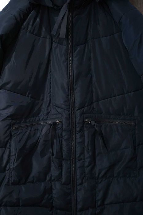 Оригинално модерно пухено яке на Armani Jeans. Размер S. Цвят син.