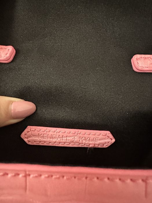 KENDALL+ KYLIE Малка чантичка през рамо с дълга дръжка в розов цвят