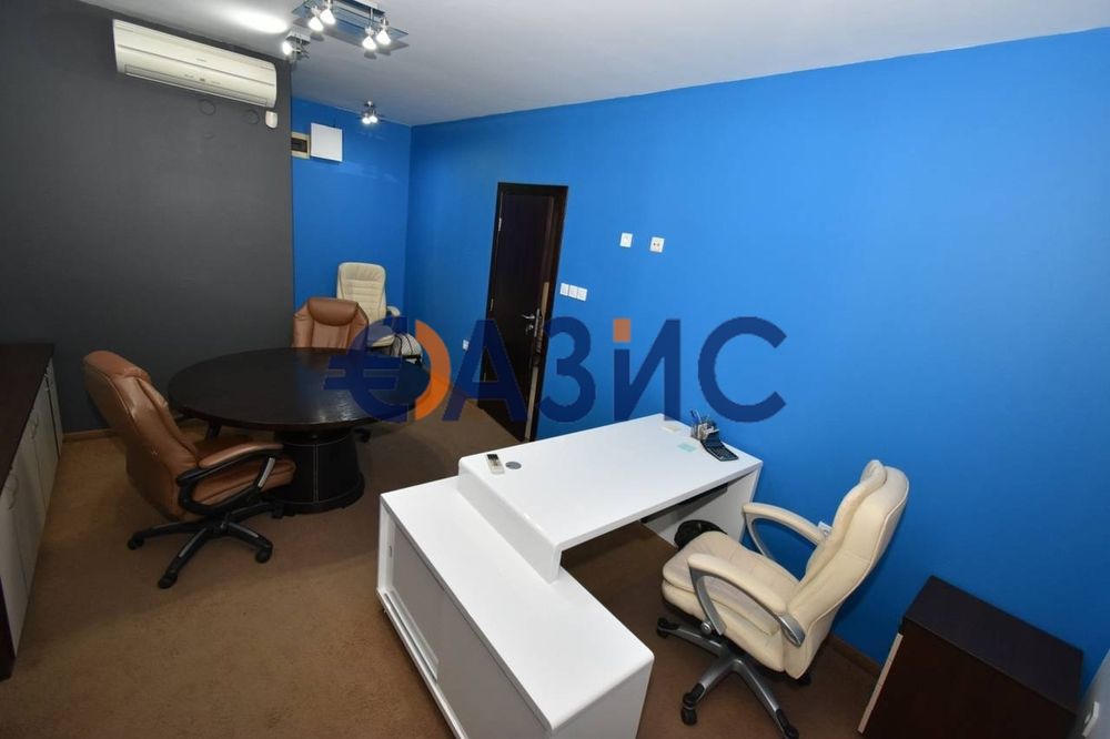 Етаж на сграда / първи над партера / в центъра на Слънчев бряг, 213 кв