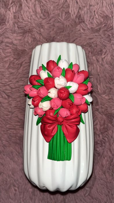 Vaza decorata cu lalele lucrate manual din lut polimeric