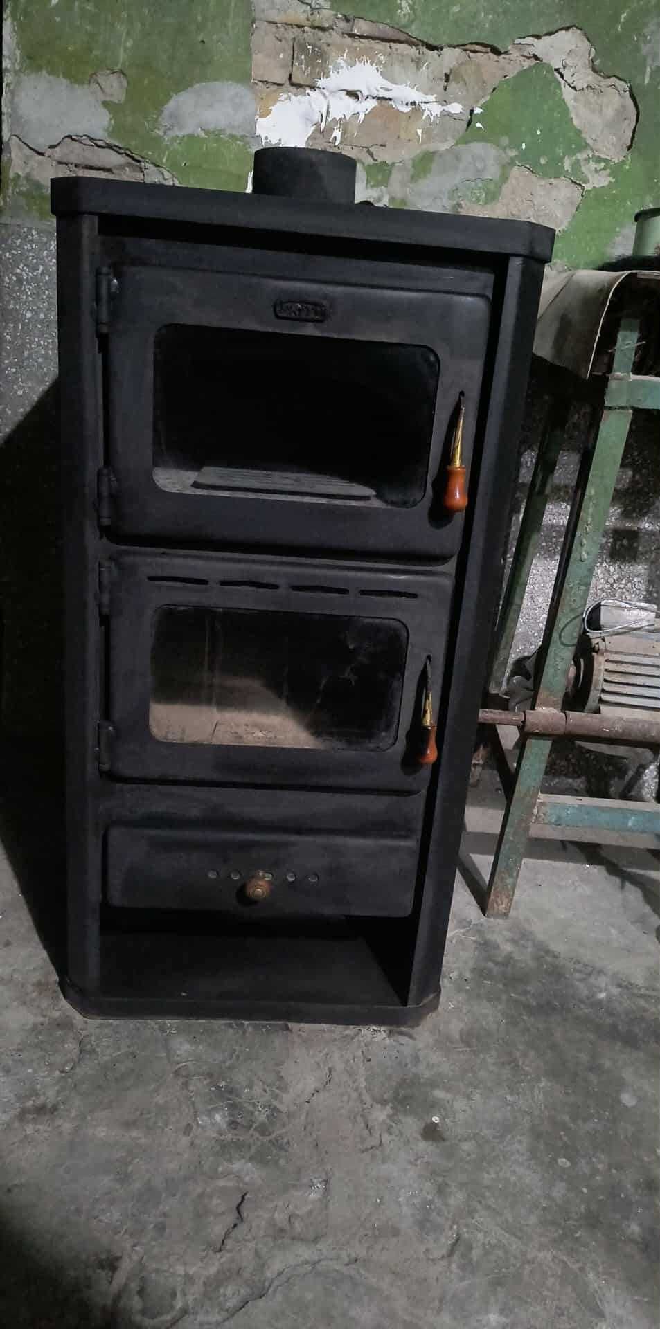 Продава се Камина на дърва с фурна  почти не ползвано.
