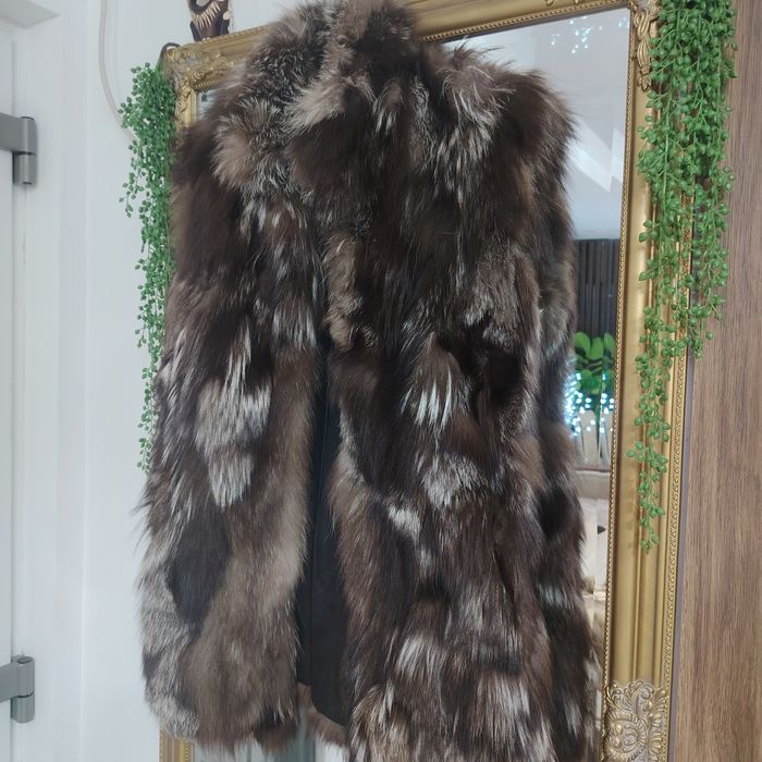 Vând vestă dama mărimea 38 40 gri  stare impecabila.