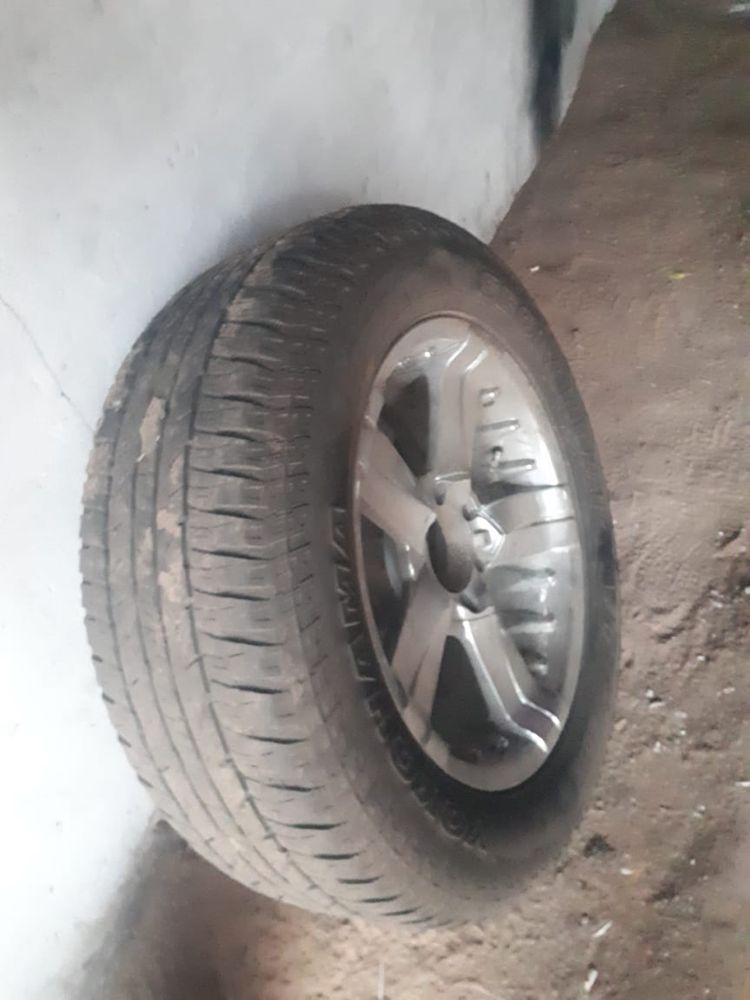 Продам комплект шин с дисками 5 штук. R20