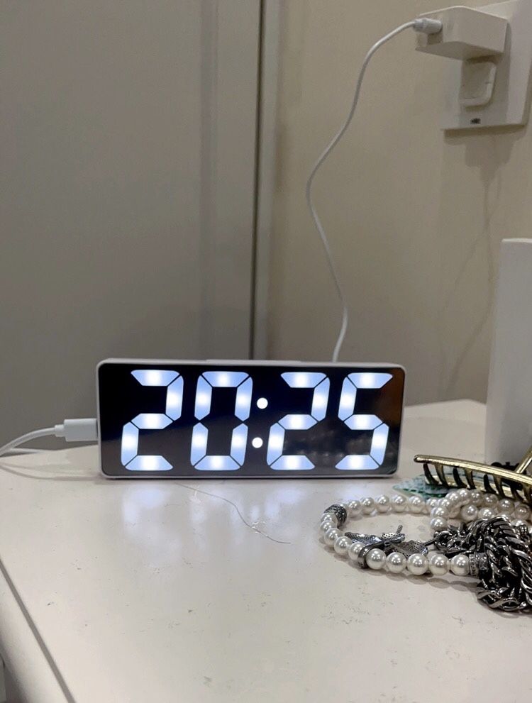 Часы настольные электронные декоративные