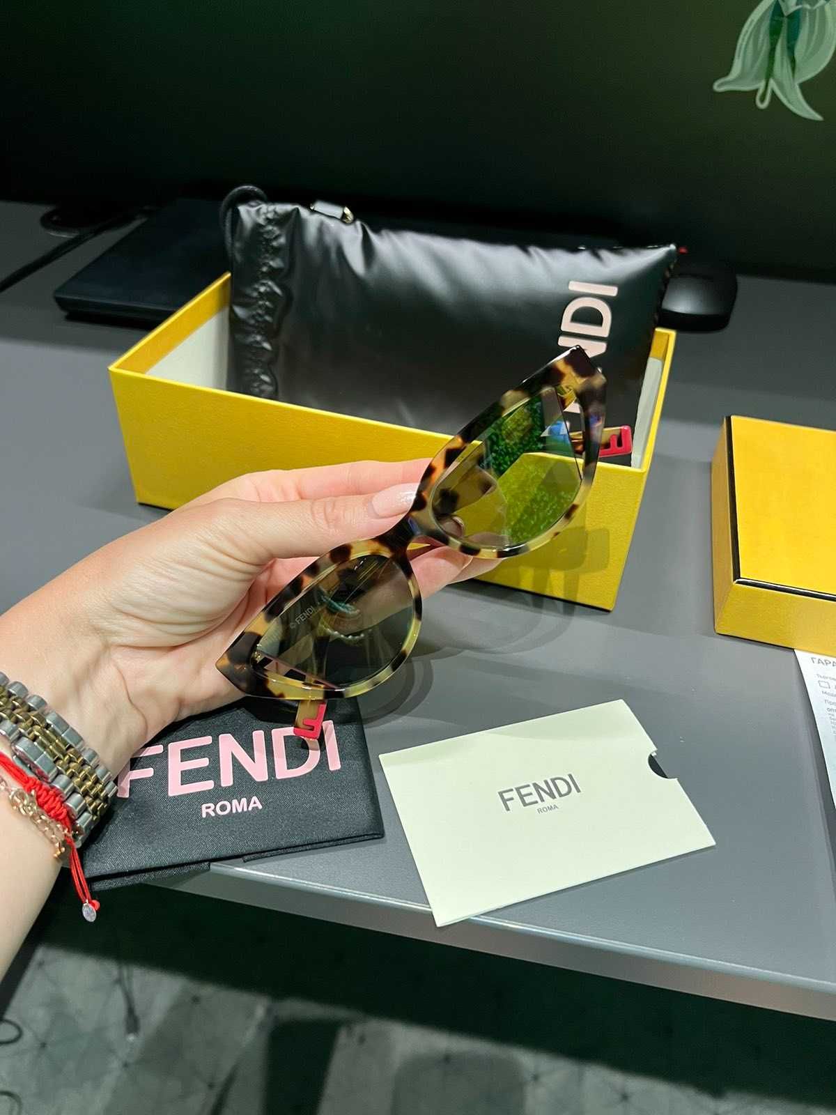 Слънчеви очила Fendi. Оригинален модел FE400009i със сертификат
