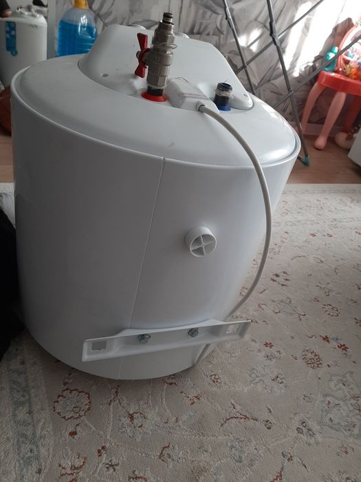 Водонагреватель Artel 50л и раковина с ножками