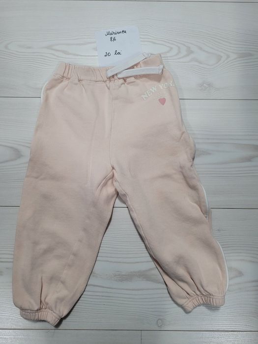 Vand haine mărimea 86,preț pe bucata
Nu asigur transport