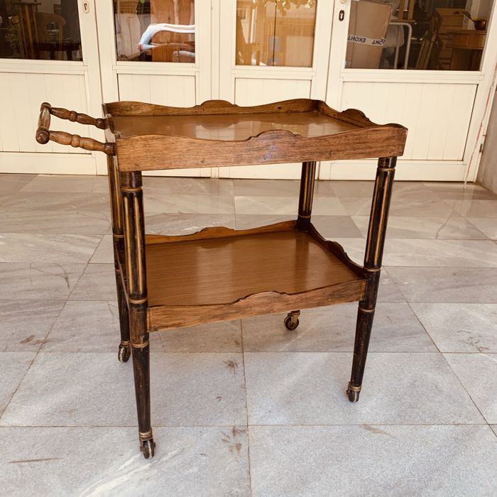 Винтидж масичка на колелца-сервира стил и чар