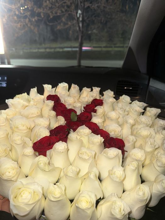 Свежие цветы. Можно сделать любую букву. Только что получила