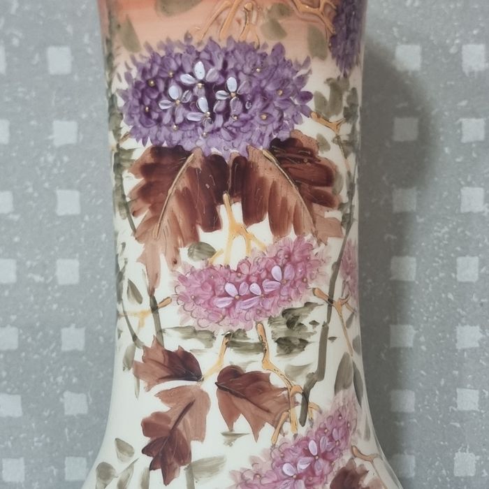 Vază veche pictată manual, model floral relief