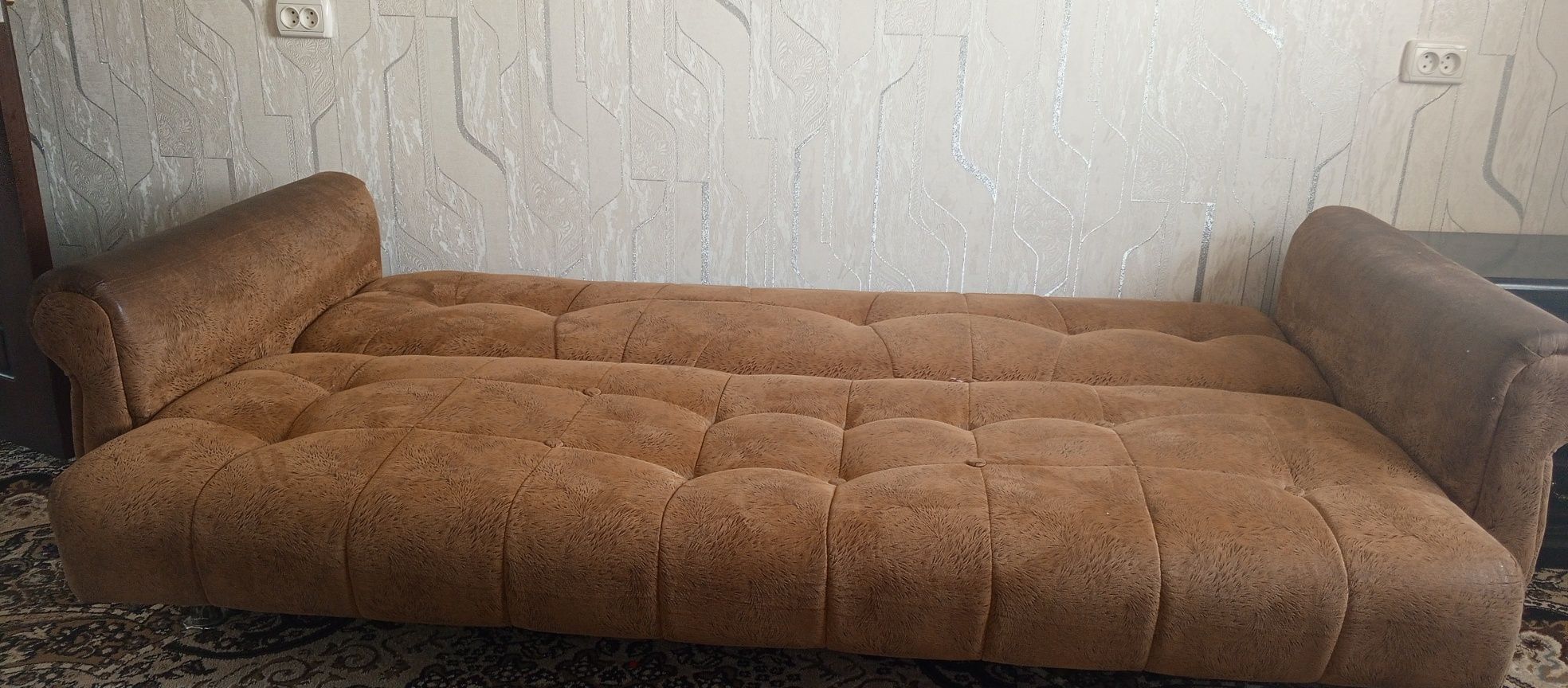 Qatlanadigan divan.