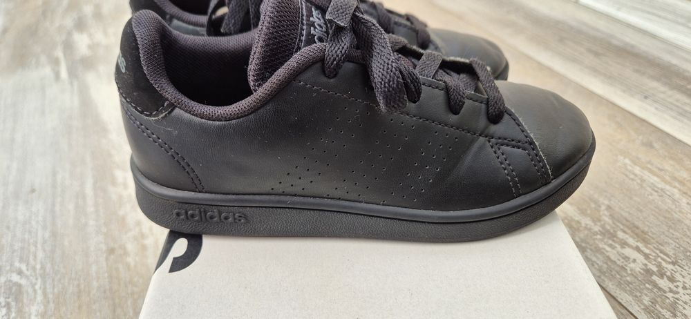 Продавам детски кожени маратонки Adidas Advantage K размер 30