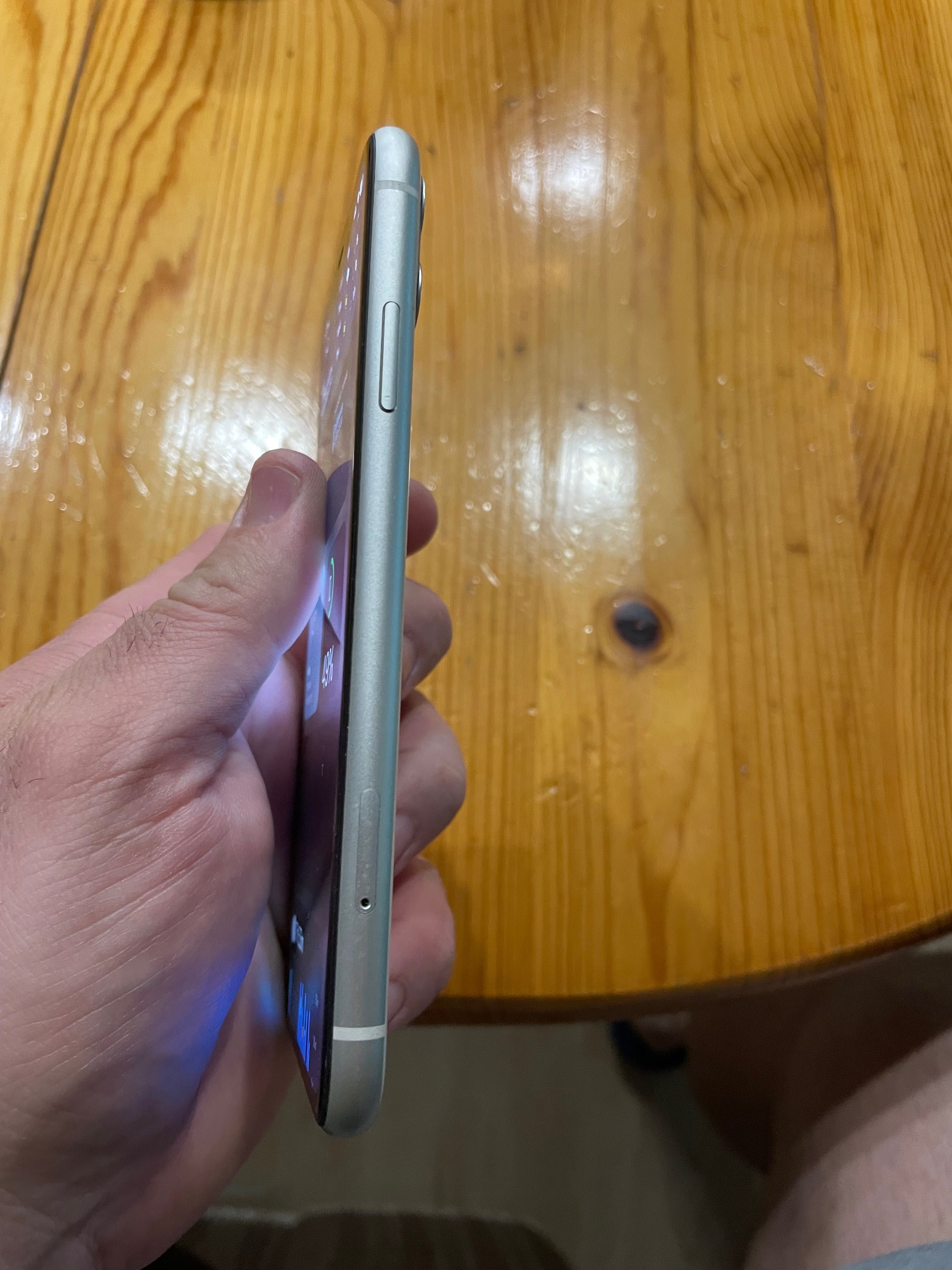 iPhone 11 64GB Бял