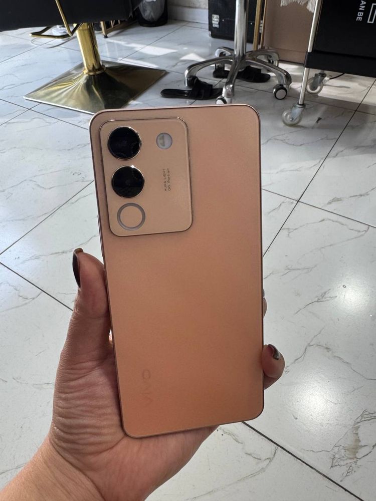 Продою мобильный телефон Vivo 20E в отличном состоянии коробка докумен