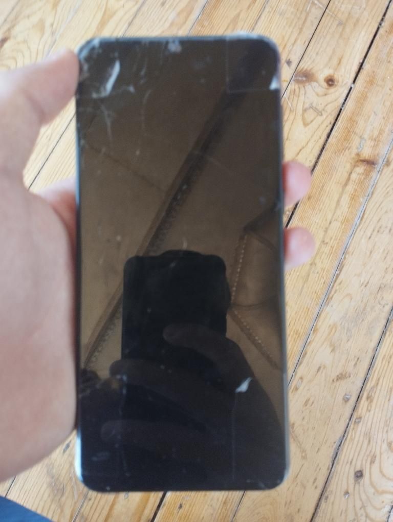 Telefon sotiladi ekrani ozgina singan modeli samsung 04