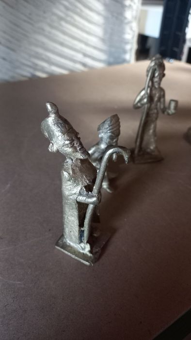 Малки стари бронзови фигури