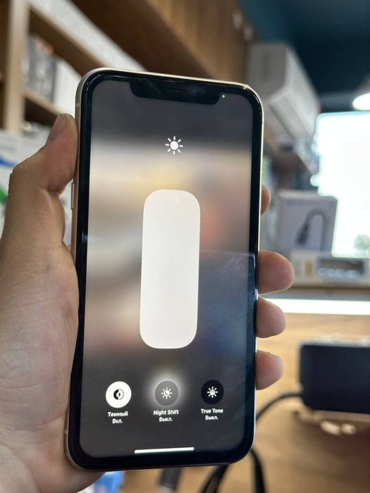 Iphone 11 rangi oq yomkis usluniy fays ishledi joyi 128 ta 220$ kelish