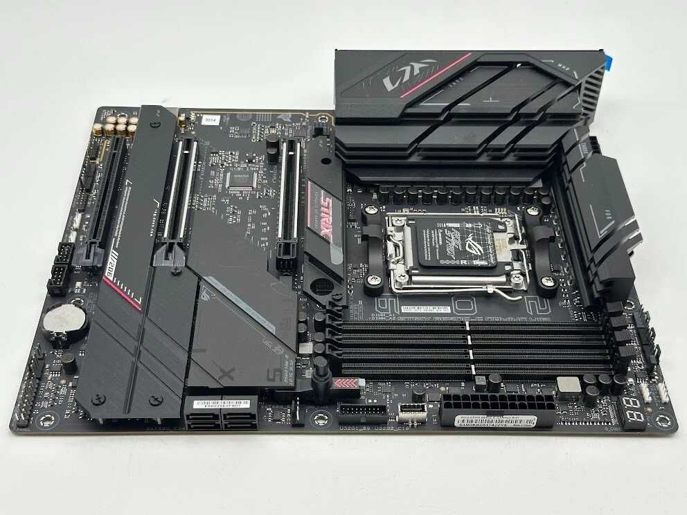 ASUS ROG Strix B650E-E WiFi + НОВ ! AMD RYZEN 9 9950X3D 16-Core