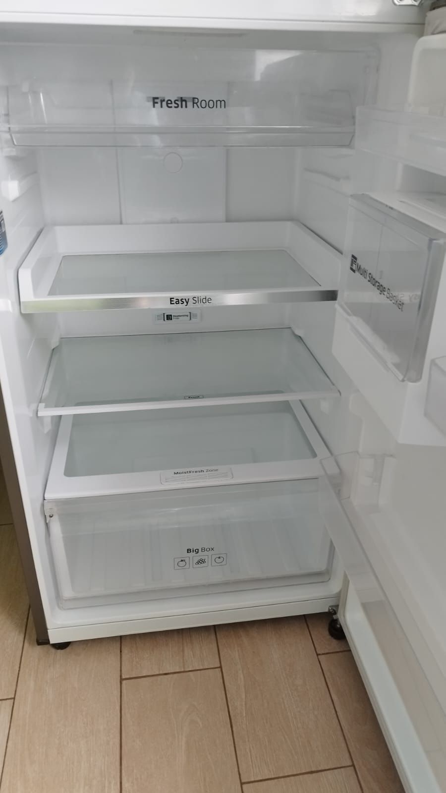Холодильник серебристый