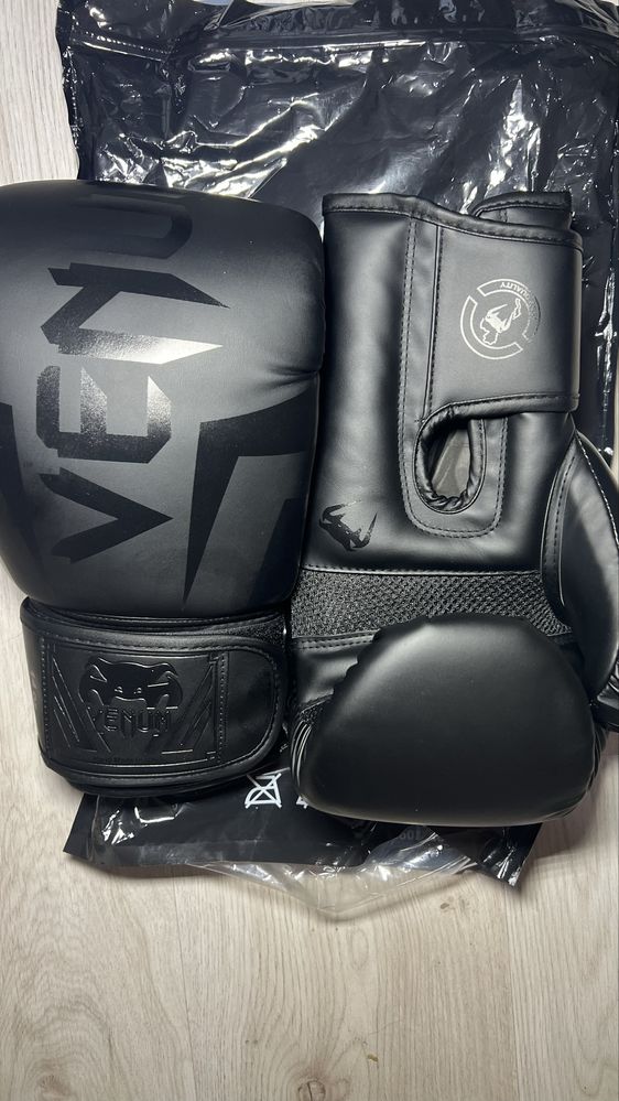 Venum 14oz боксови ръкавици чисто нови