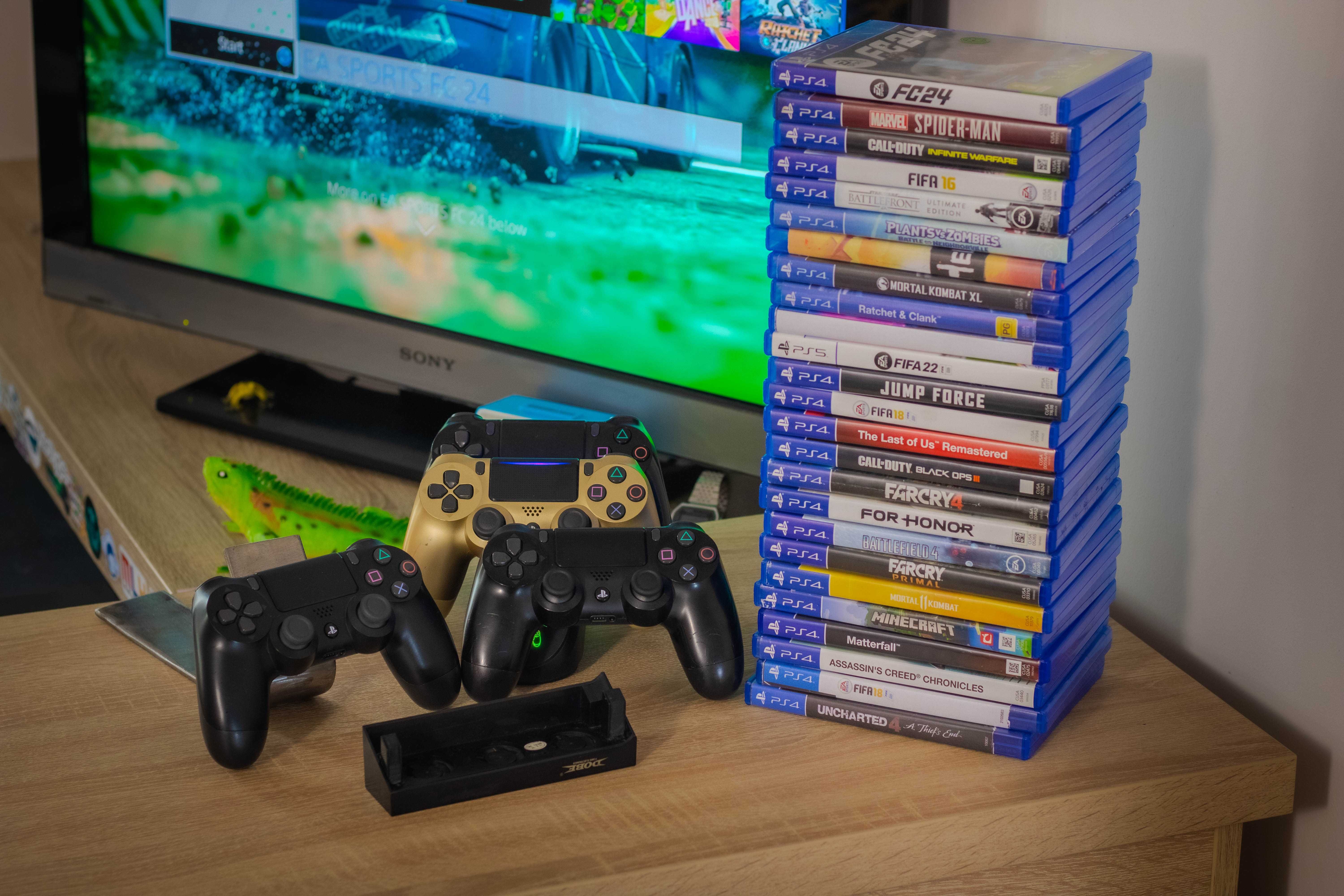 Ps 4 Slim 1TB + 2 controllere + 6 Jocuri | Stare excelentă