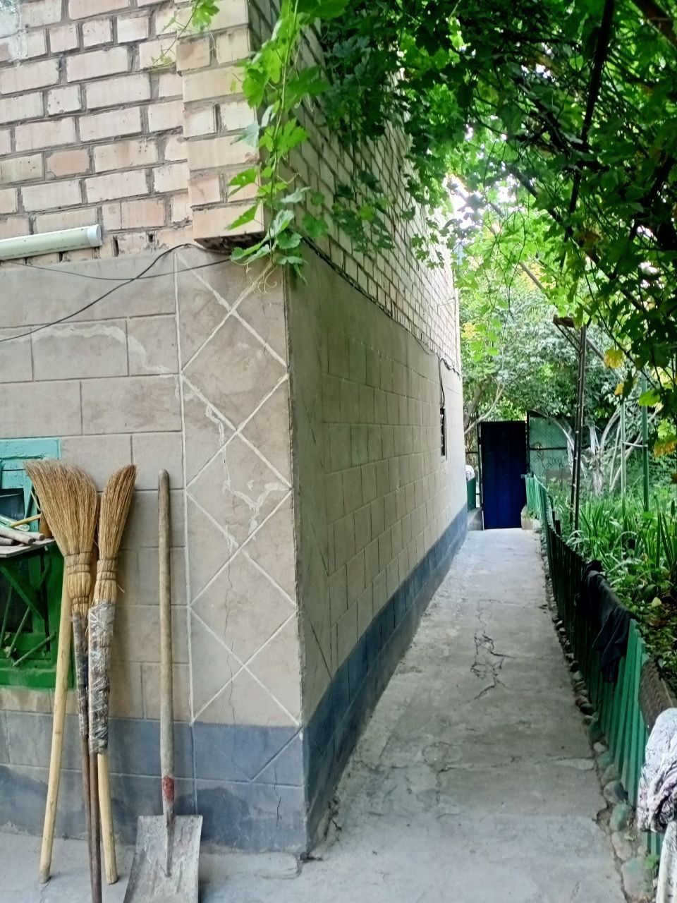 Продается дача из   кирпича с правой стороны от ша